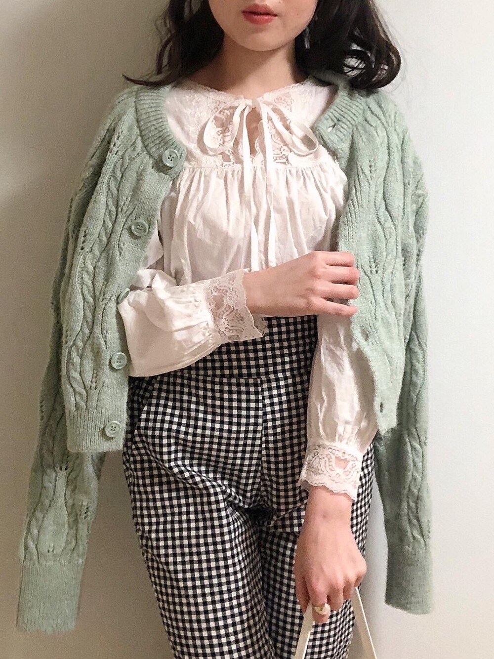 「春、シンプルコーデ、おしゃれさんと繋がりたい、キレイめカジュアル、ZARA、大人ガーリー、いいね、save、フォローお願いします🤑、ギンガムチェックパンツ、白ブラウス、カーディガン」｜「Treat Ürselfのwhite lace vintage blouse（シャツ/ブラウス、ホワイト系）」を使った、ringo🍎さん（レディース・157cm）の春コーディネートの1枚目の写真