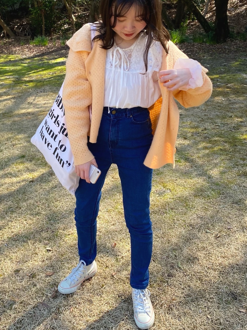 「大人カジュアル、春カラー、お洒落さんとつながりたい、スニーカーコーデ、デニムパンツ、春カラースタイル、春、ガーリー、白ブラウス、ニットカーディガン」｜「épineのアイテム（デニムパンツ、ブルー系）」を使った、ringo🍎さん（レディース・157cm）の春コーディネートの1枚目の写真