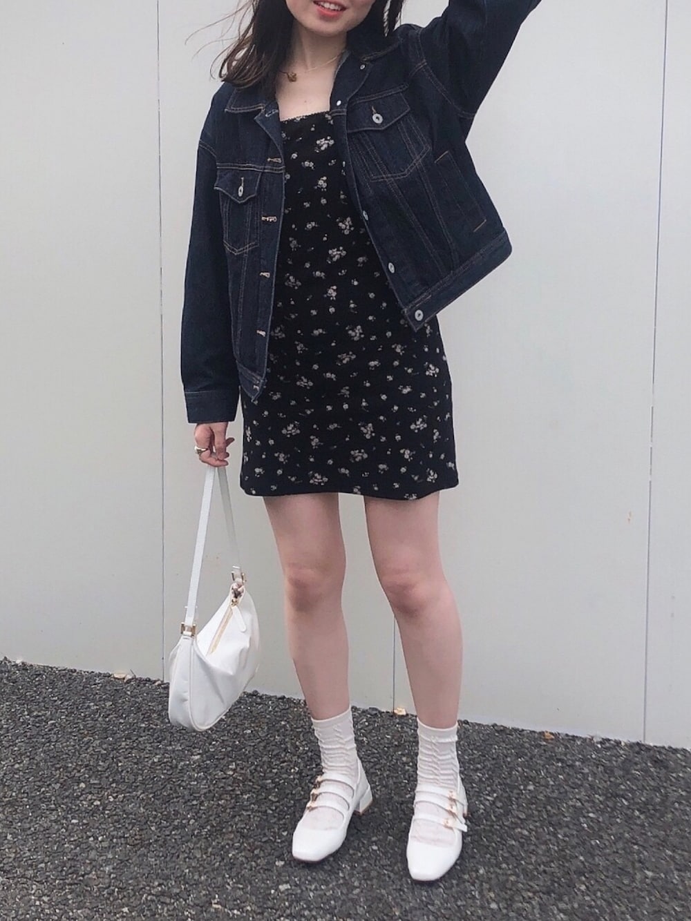 「epine、フレンチガーリー、大人カジュアル、おしゃれさんと繋がりたい、休日コーデ、GU、デニムジャケット、ガーリー、花柄ワンピース、ミニワンピ」｜「épineのアイテム（ワンピース/ドレス、ブラック系）」を使った、ringo🍎さん（レディース・157cm）の春コーディネートの1枚目の写真