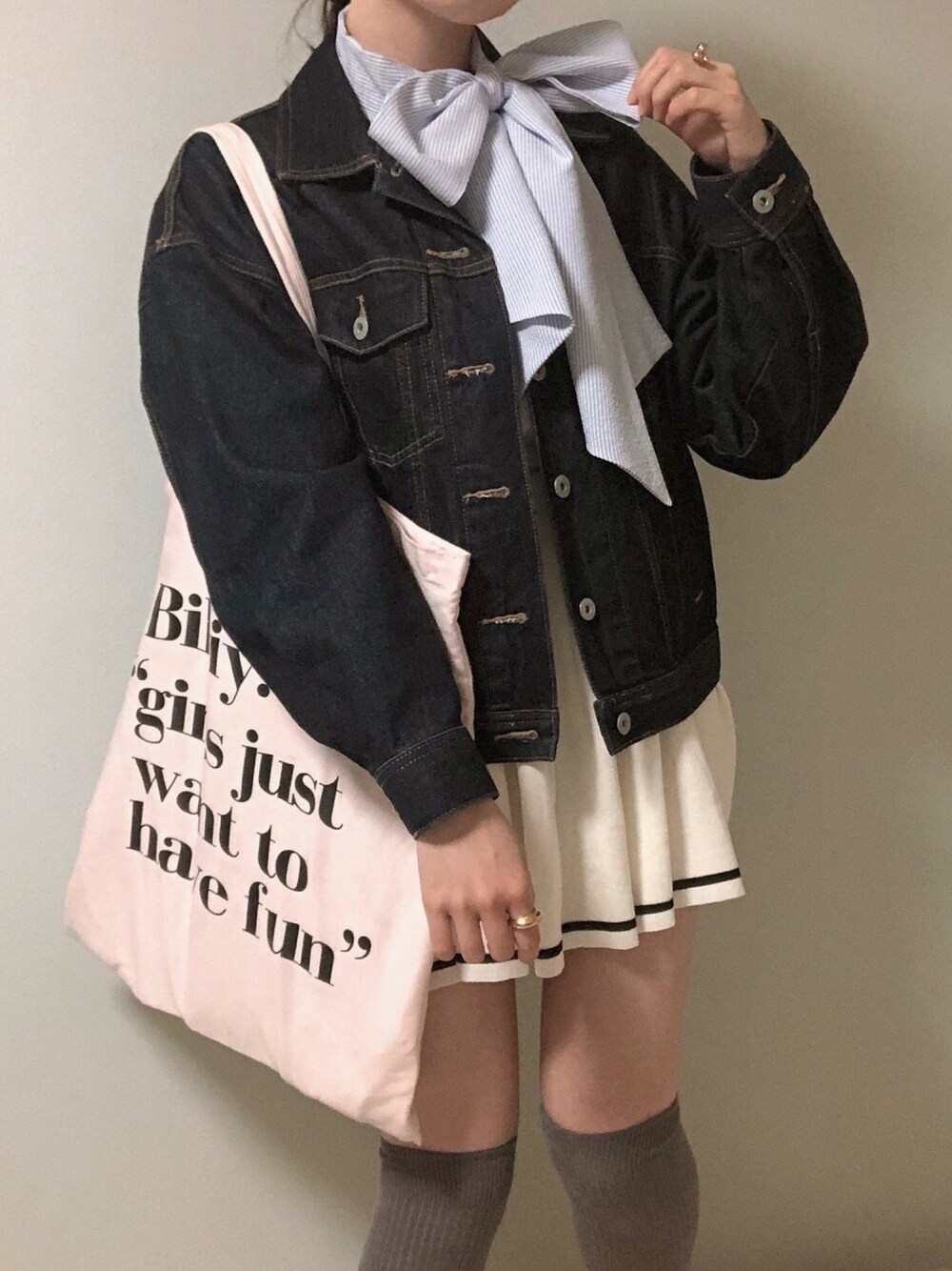 「フレンチガーリー、カジュアル、ブラウス、リボンブラウス、Bibiy、トートバッグ、デニムジャケット、ポップ、お洒落さんとつながりたい」｜「Bibiy.のアイテム（トートバッグ、ピンク系）」を使った、ringo🍎さん（レディース・157cm）の春コーディネートの1枚目の写真