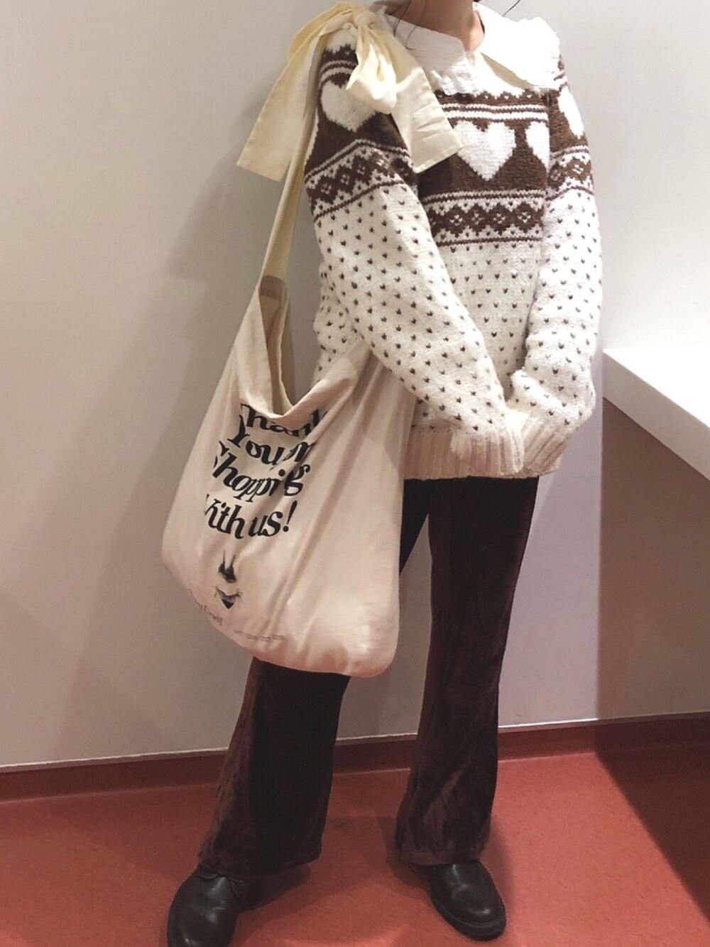 「フレンチガーリー、epine、ノルディック柄、ベロアパンツ、トートバッグ、ブラウンコーデ、おしゃれさんと繋がりたい、ハート柄、Treat Ürself、フリル襟」｜「épineのNordic heart wool knit ivory（ニット/セーター、ホワイト系）」を使った、ringo🍎さん（レディース・157cm）の冬コーディネートの1枚目の写真