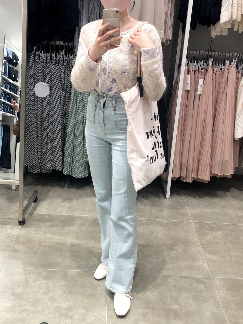 「フレンチガーリー、Bibiy、epine、ハイブリーチデニム、ootd、フレアパンツ、レイヤードスタイル、サーマル、トートバッグ、パステルカラー」｜「épineのアイテム（デニムパンツ、ブルー系）」を使った、ringo🍎さん（レディース・157cm）の夏コーディネートの1枚目の写真