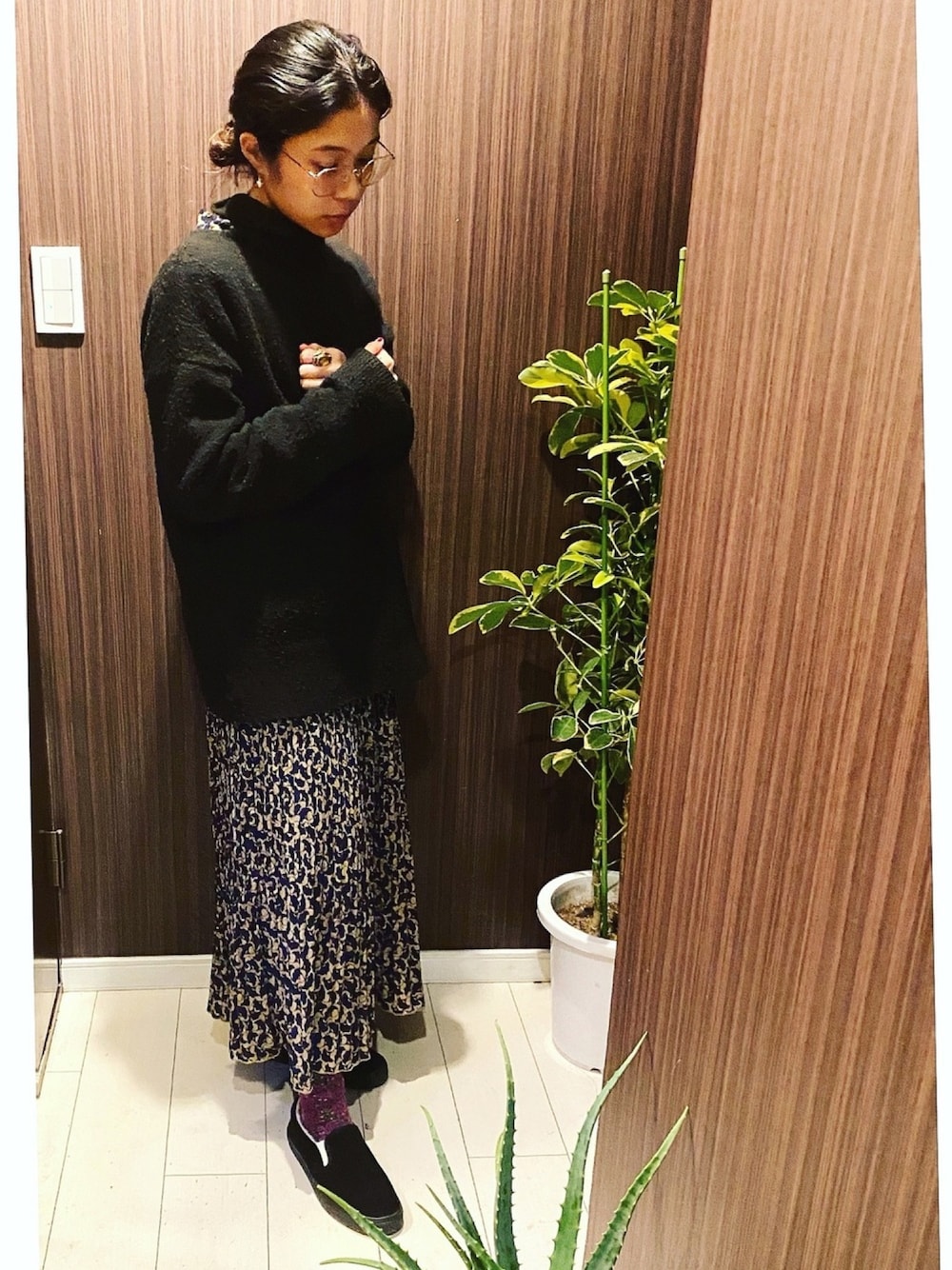 「オトナカジュアル、ニット、ペイズリー、冬コーデ、メガネ女子、メガネコーデ、カジュアルコーデ、カジュアルスタイル、仕事コーデ、リラックススタイル」｜「Bleu Bleuetのアイテム（スリッポン、ブラック系）」を使った、YURIEさん（レディース・153cm）の冬コーディネートの1枚目の写真