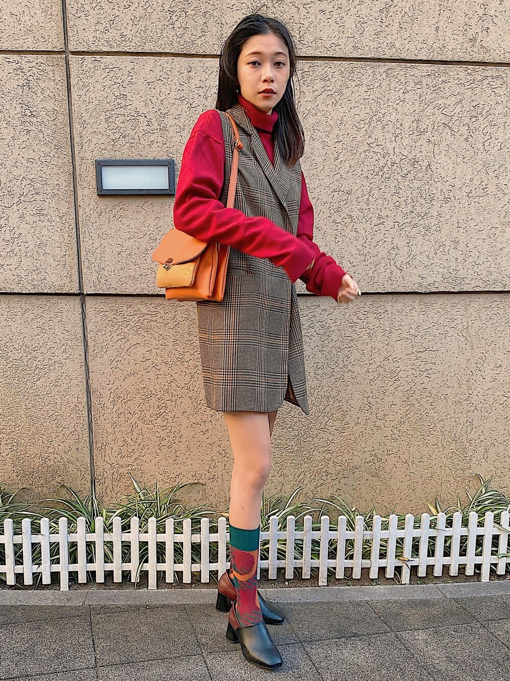 「赤ニット、チェックベスト、低身長コーデ、プチプラ、SLY、Vivienne Westwood、チェック、ワンピース、バイカラー」｜「SLYのアイテム（ベスト、ブラウン系）」を使った、YURIEさん（レディース・153cm）の冬コーディネートの1枚目の写真