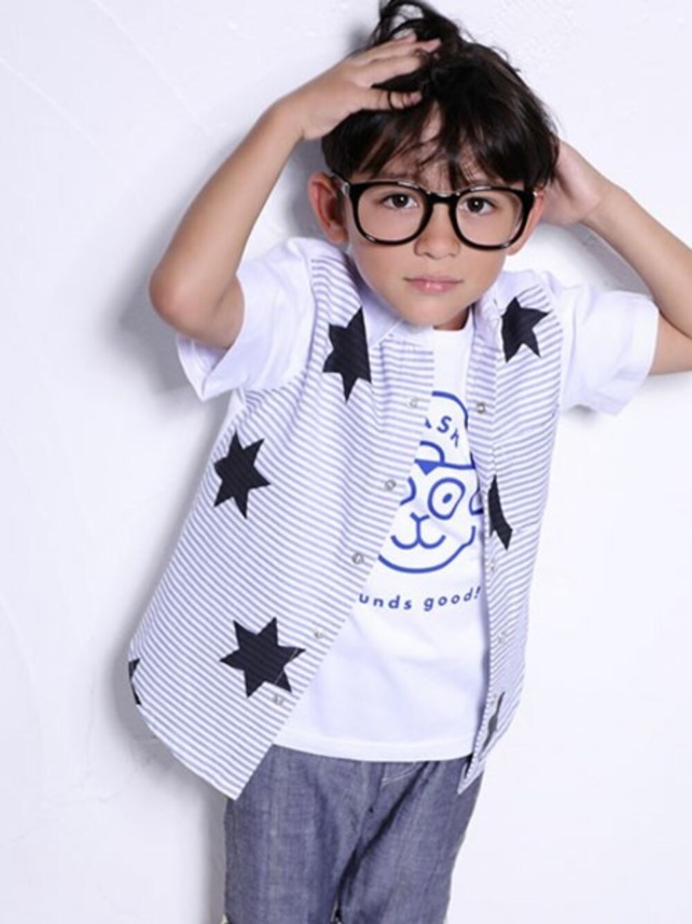 ブルー系のシャツ/ブラウス、ブラック系のTシャツ/カットソー、レッド系のその他パンツを着用したメンズの春コーディネートの1枚目の写真