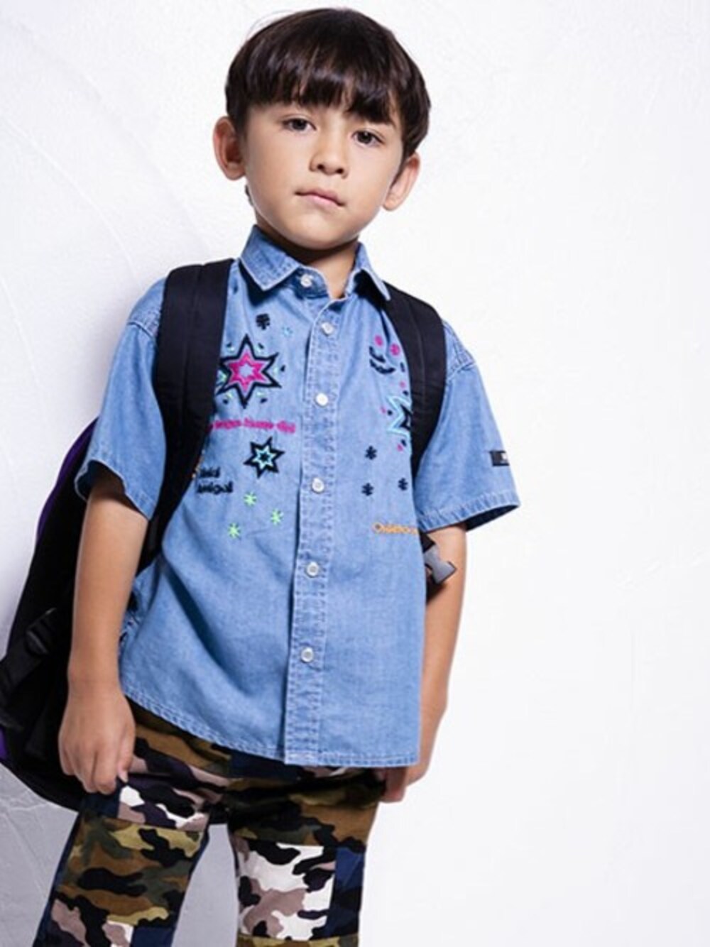 ブルー系のシャツ/ブラウス、グリーン系のその他パンツ、ブラック系のバックパック/リュックを着用したキッズの春コーディネートの1枚目の写真