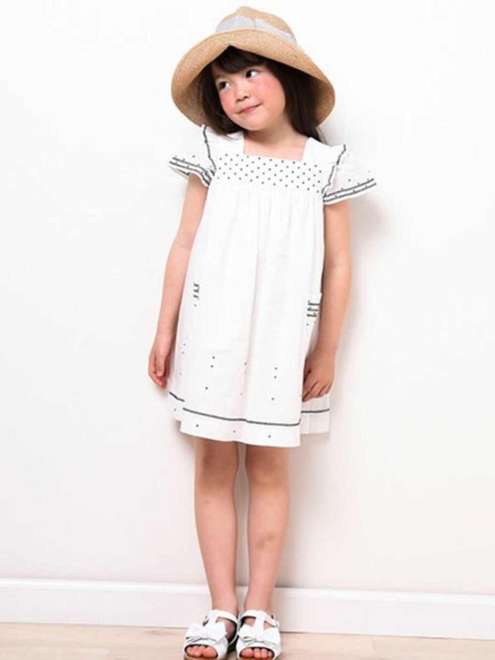 「ワンピース、リボン、BeBe、コットンワンピース、ペーパーハット、Tartine et Chocolat、GWコーデ」｜「Tartine et ChocolatのTartine et Chocolat/PARIS企画ローン刺繍ワンピース(110cm～130cm)（ワンピース、ホワイト系）」を使った、BEBE ONLINE STOREさん（キッズ・110cm）の春コーディネートの1枚目の写真