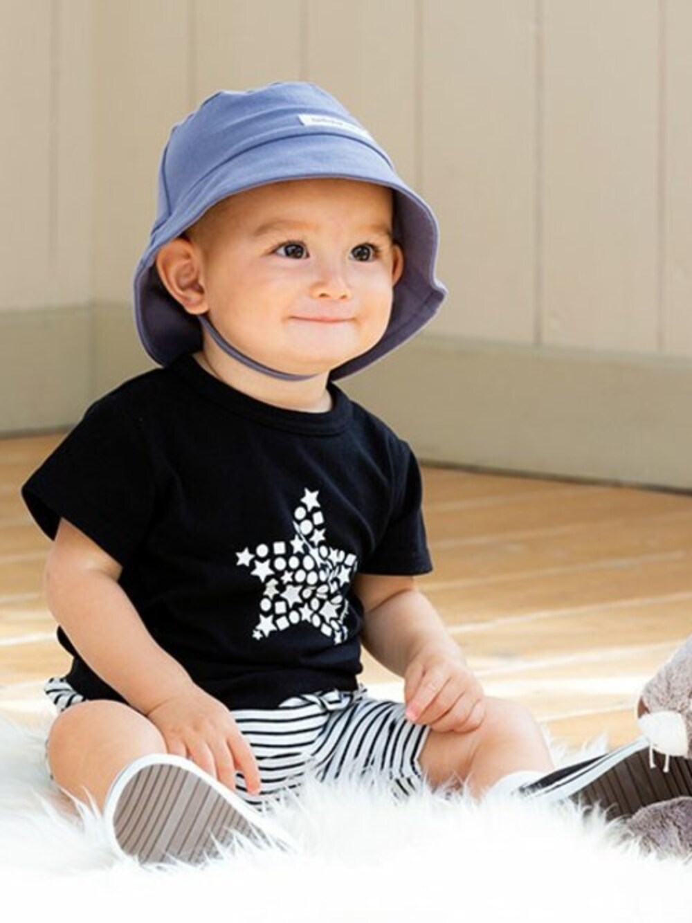 ブラック系のTシャツ/カットソー、ブラック系のその他パンツ、ブルー系のハットを着用したキッズの春コーディネートの1枚目の写真
