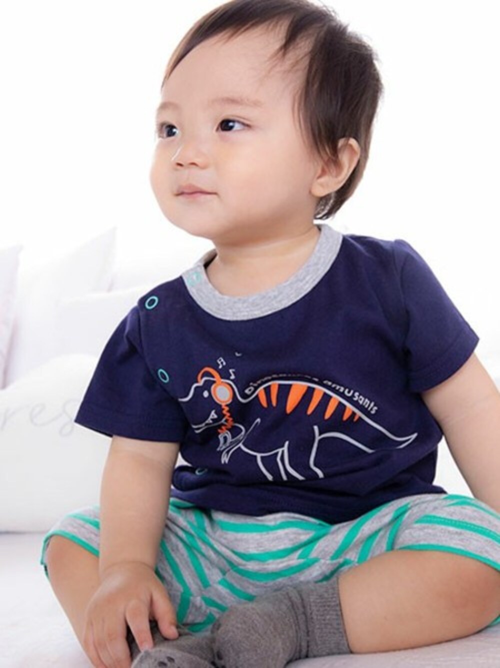 「ボーダー、カバーオール、baby、恐竜柄、ベビーギフト、#BeBe、ご出産御祝、＃Noeil aime BeBe、＃ノイユ」｜「Noeil aime BeBeのNoeil aim BeBe/【カタログ掲載】レイヤード風恐竜ギフトセット（ベビーギフト、グレー系）」を使った、BEBE ONLINE STOREさん（キッズ・73cm）の春コーディネートの1枚目の写真