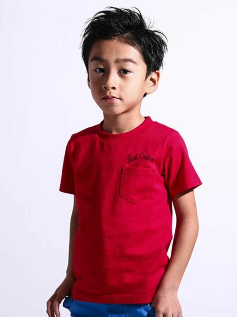 ホワイト系のTシャツ/カットソーを着用したキッズの春コーディネートの1枚目の写真