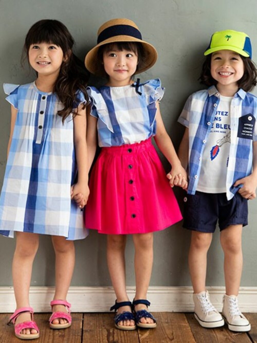 「#チェック、＃ワンピース、#ブラウス、＃スカート、#チェックシャツ、#帽子、#BeBe、＃Noeil aime BeBe、＃ノイユ、＃マドラスチェック」｜「Noeil aime BeBeのNoeil aim BeBe/サマーチェックＡラインフレアワンピース（ワンピース、ブルー系）」を使った、BEBE ONLINE STOREさん（キッズ・110cm）の夏コーディネートの1枚目の写真