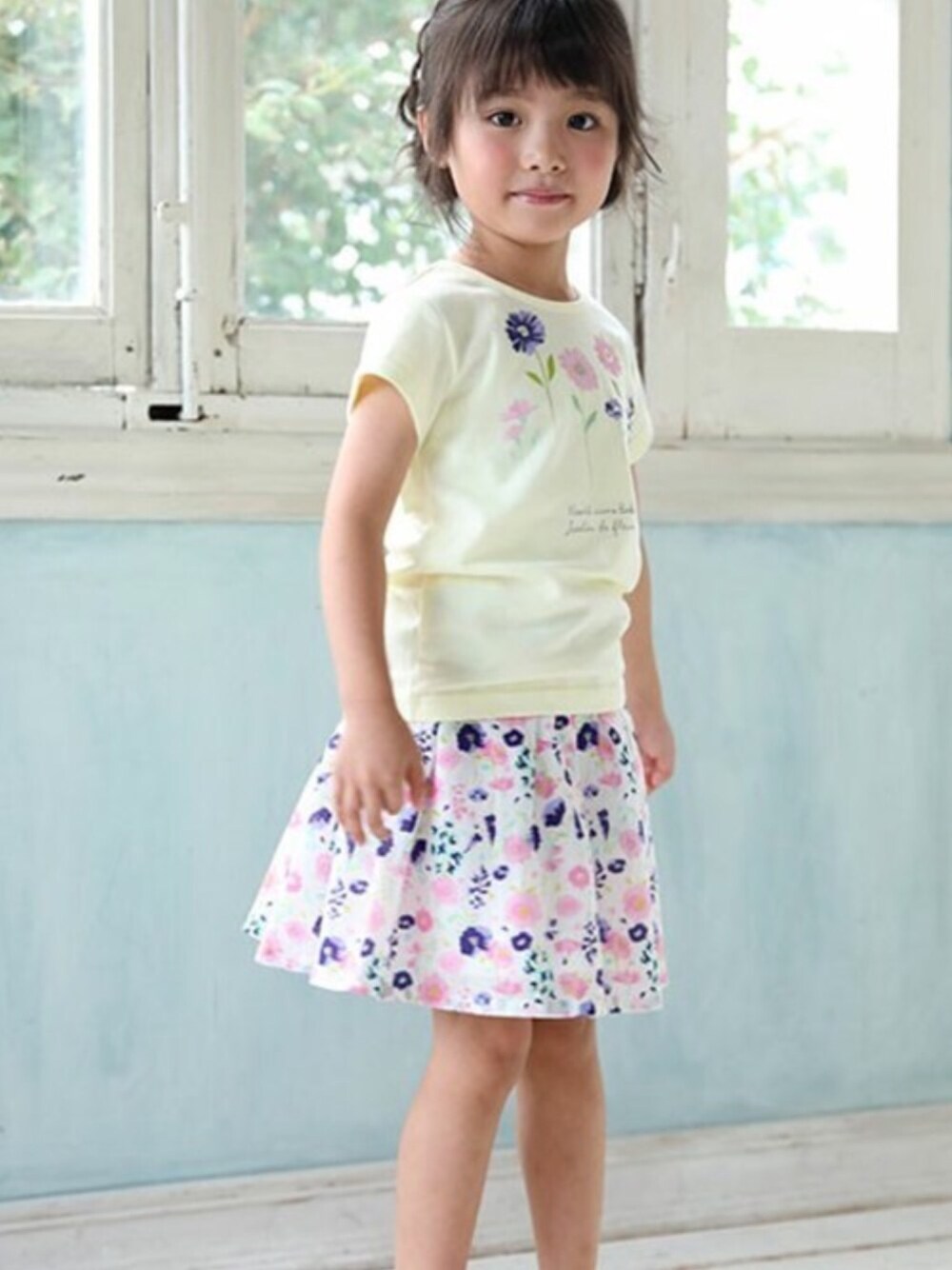 「#フレアスカート、#花柄、#Tシャツ、#summer、#サンダル、#BeBe、＃Noeil aime BeBe、＃ノイユ」｜「Noeil aime BeBeのNoeil aim BeBe/【カタログ掲載】天竺水彩フラワーＴシャツ（Tシャツ/カットソー、ホワイト系）」を使った、BEBE ONLINE STOREさん（キッズ・109cm）の夏コーディネートの1枚目の写真