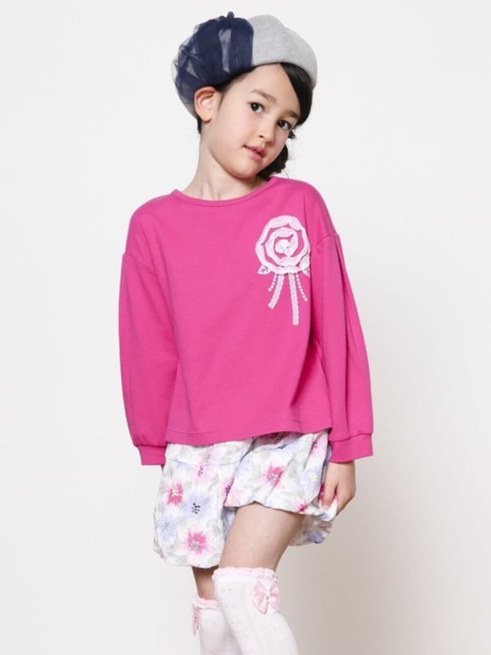 「コサージュ、プリントT、ゆったりシルエット、おしゃれキッズ、華やかトップス」｜「BeBeのBeBe/チュールリボン付ベレー（ハンチング/ベレー帽、グレー系）」を使った、BEBE ONLINE STOREさん（キッズ・115cm）の春コーディネートの1枚目の写真