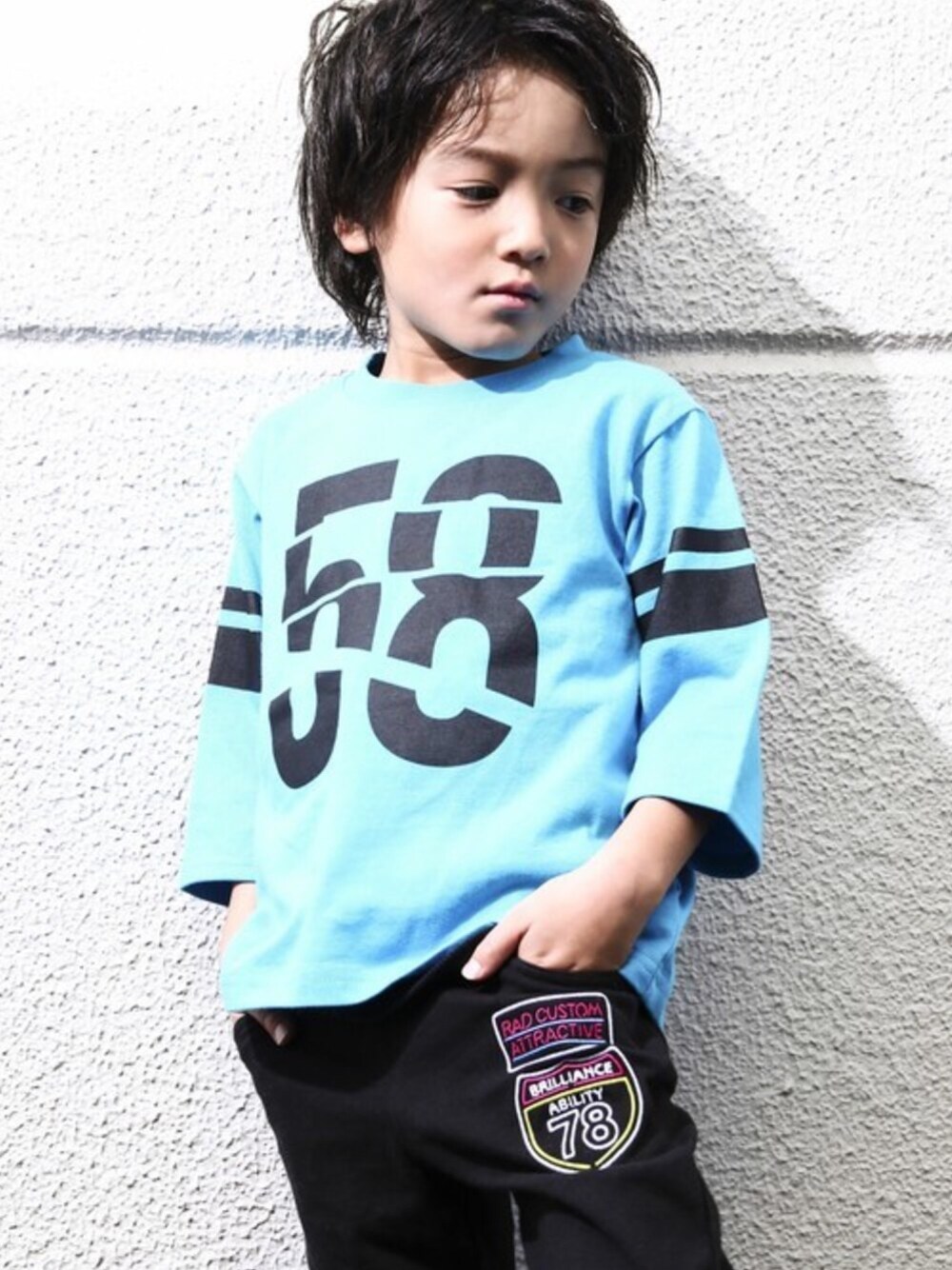 ブルー系のTシャツ/カットソー、ブラック系のその他パンツを着用したキッズの春コーディネートの1枚目の写真