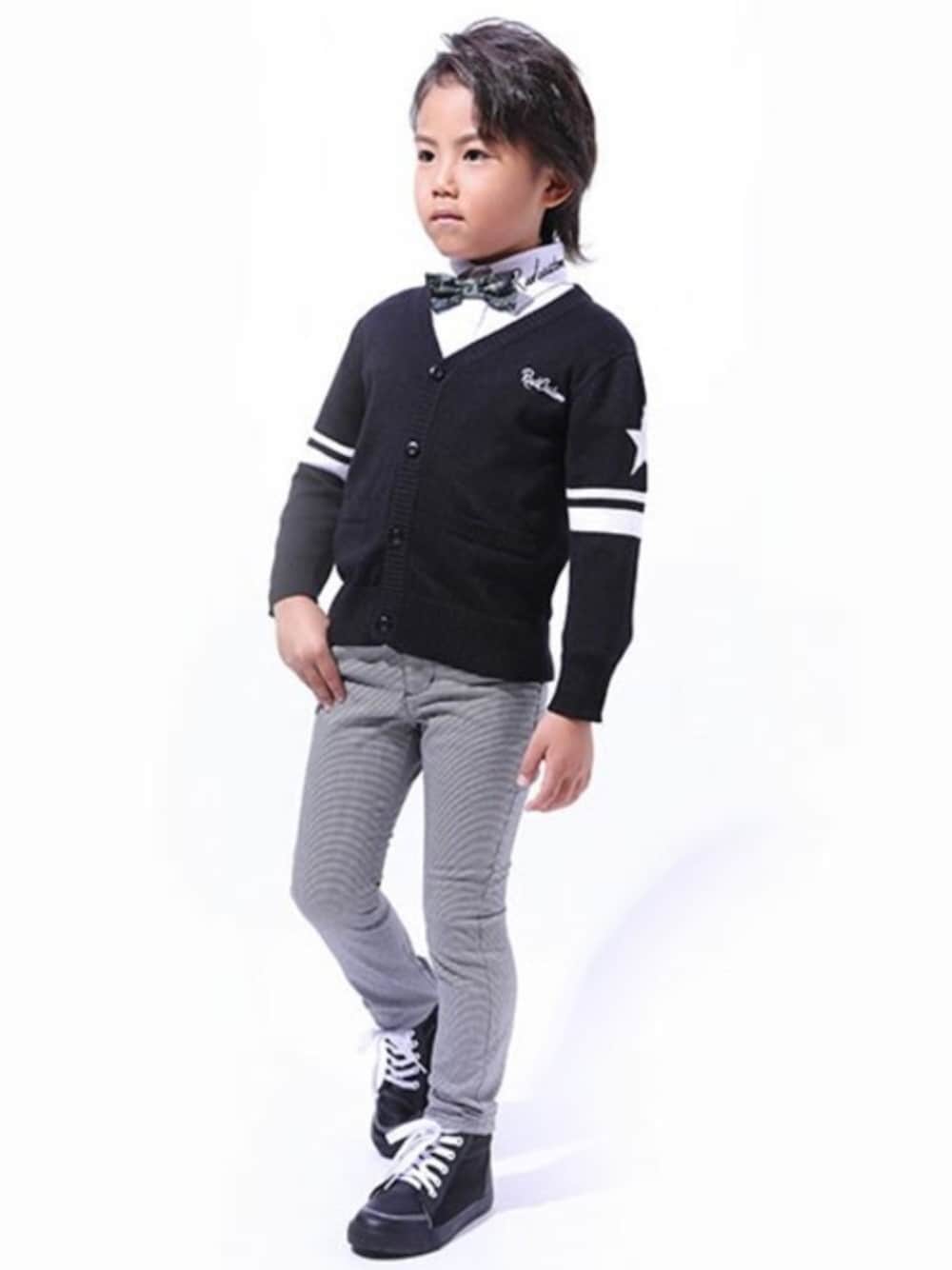 ホワイト系のシャツ/ブラウス、ブラック系のカーディガン/ボレロ、ブラック系のその他パンツを着用したキッズの春コーディネートの1枚目の写真