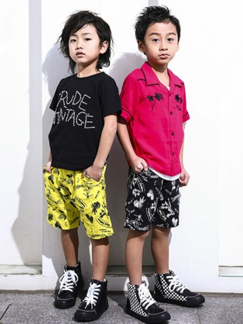ブラック系のTシャツ/カットソー、イエロー系のその他パンツ、ブラック系のスニーカーを着用したキッズの夏コーディネートの1枚目の写真