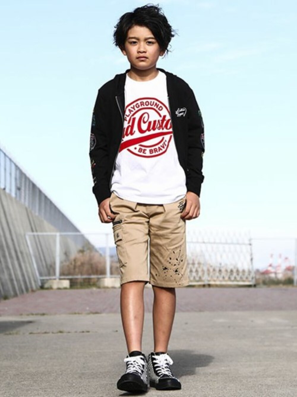 グレー系のパーカー、ブラック系のその他パンツ、ブルー系のTシャツ/カットソーを着用したキッズの夏コーディネートの1枚目の写真