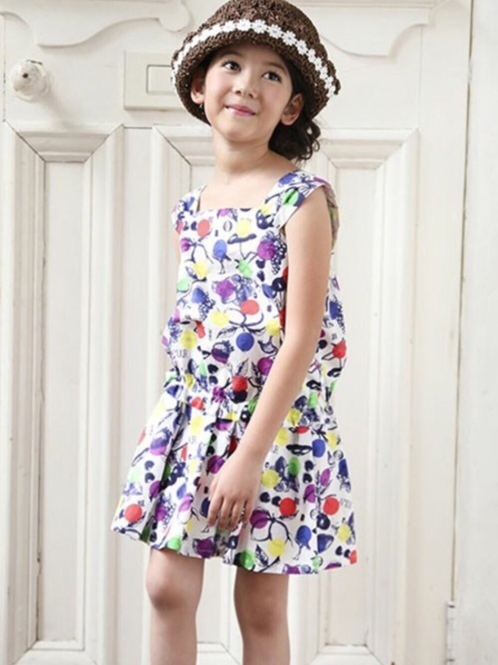 「セットアップ、海、カラフル、ポップ、BeBe、夏コーデ、麦わら帽子、こどもコーデ、祭り」｜「BeBeのBeBe/フルーツレインボープリントスカートパンツ（その他パンツ、ブルー系）」を使った、BEBE ONLINE STOREさん（キッズ・116cm）の夏コーディネートの1枚目の写真