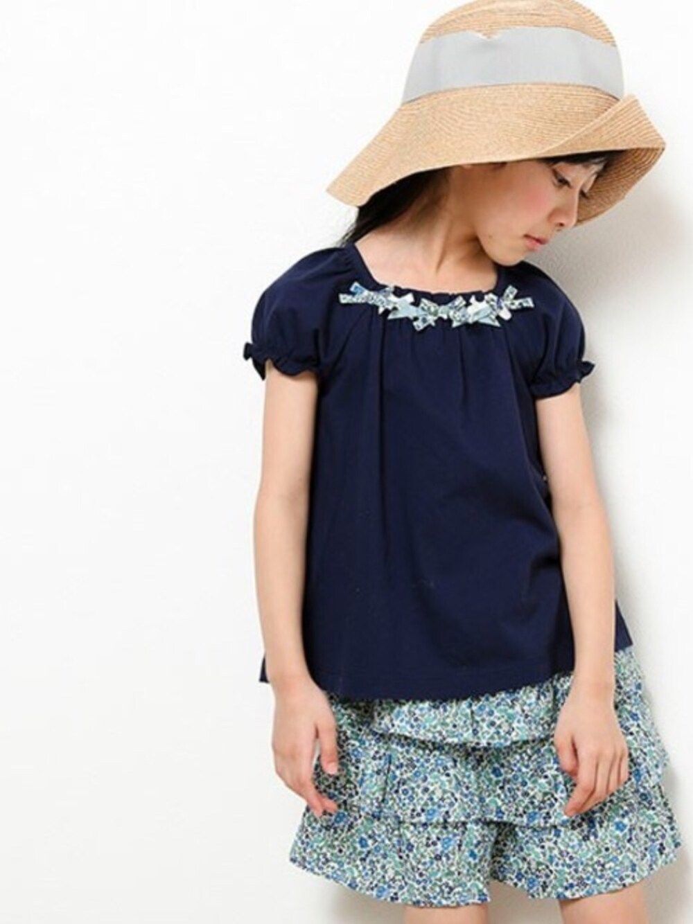 「#Tシャツ、#ストローハット、#リボン、#ティアードスカート、#BeBe、＃Tartine et Chocolat、＃TC、＃RIBERTY、＃キュロットパンツ、＃キュロットスカート」｜「Tartine et ChocolatのTartine et Chocolat/LIBERTY（Ava）プリントフリルTシャツ(110cm～130cm)（Tシャツ/カットソー、ピンク系）」を使った、BEBE ONLINE STOREさん（キッズ・106cm）の夏コーディネートの1枚目の写真