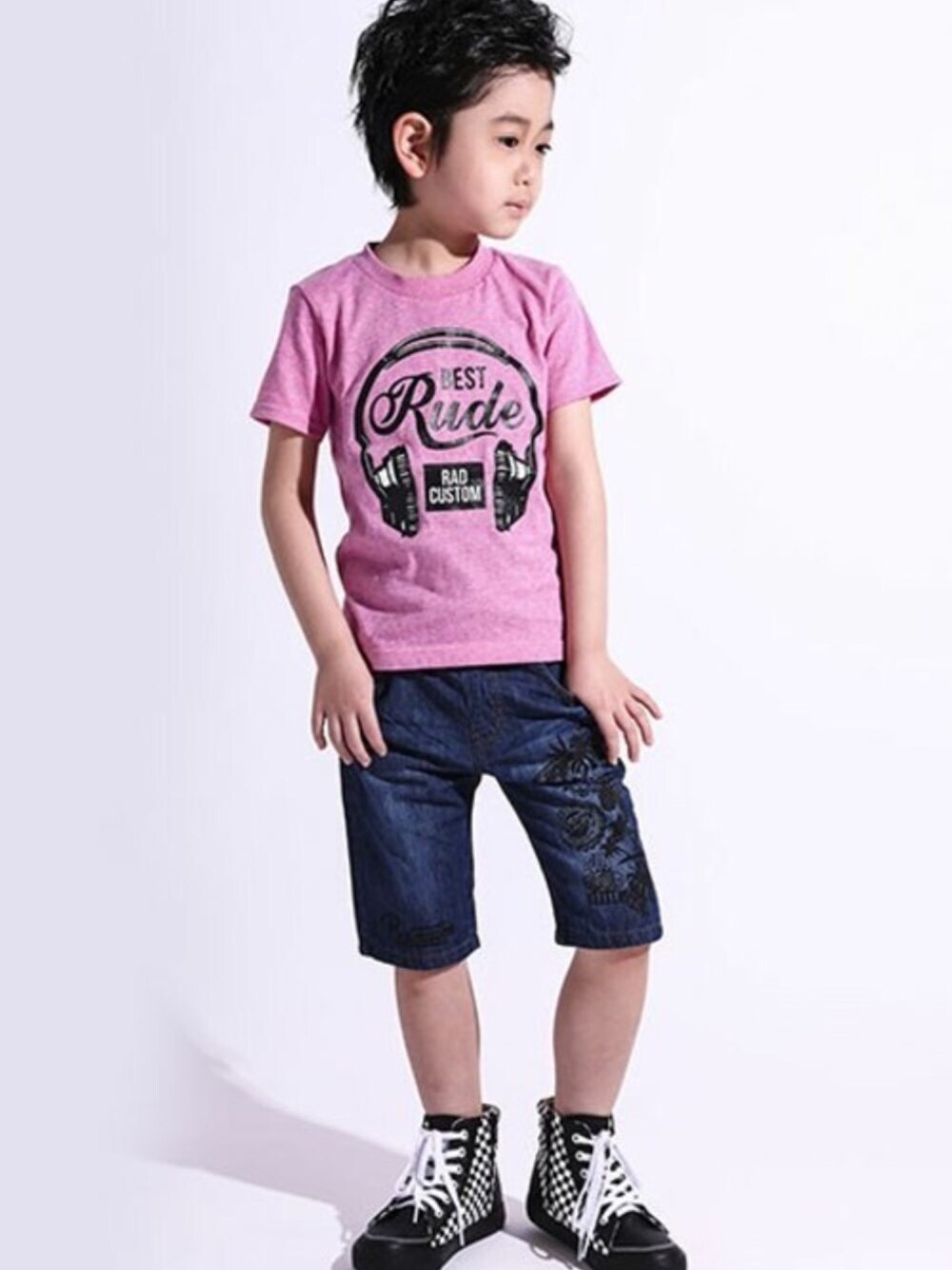 レッド系のTシャツ/カットソー、ブルー系のデニムパンツ、ブラック系のスニーカーを着用したキッズの夏コーディネートの1枚目の写真
