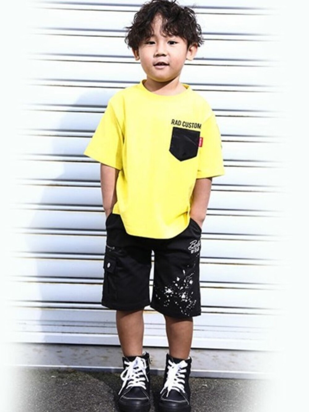 ブラック系のTシャツ/カットソー、ベージュ系のその他パンツ、ブラック系のスニーカーを着用したキッズの夏コーディネートの1枚目の写真