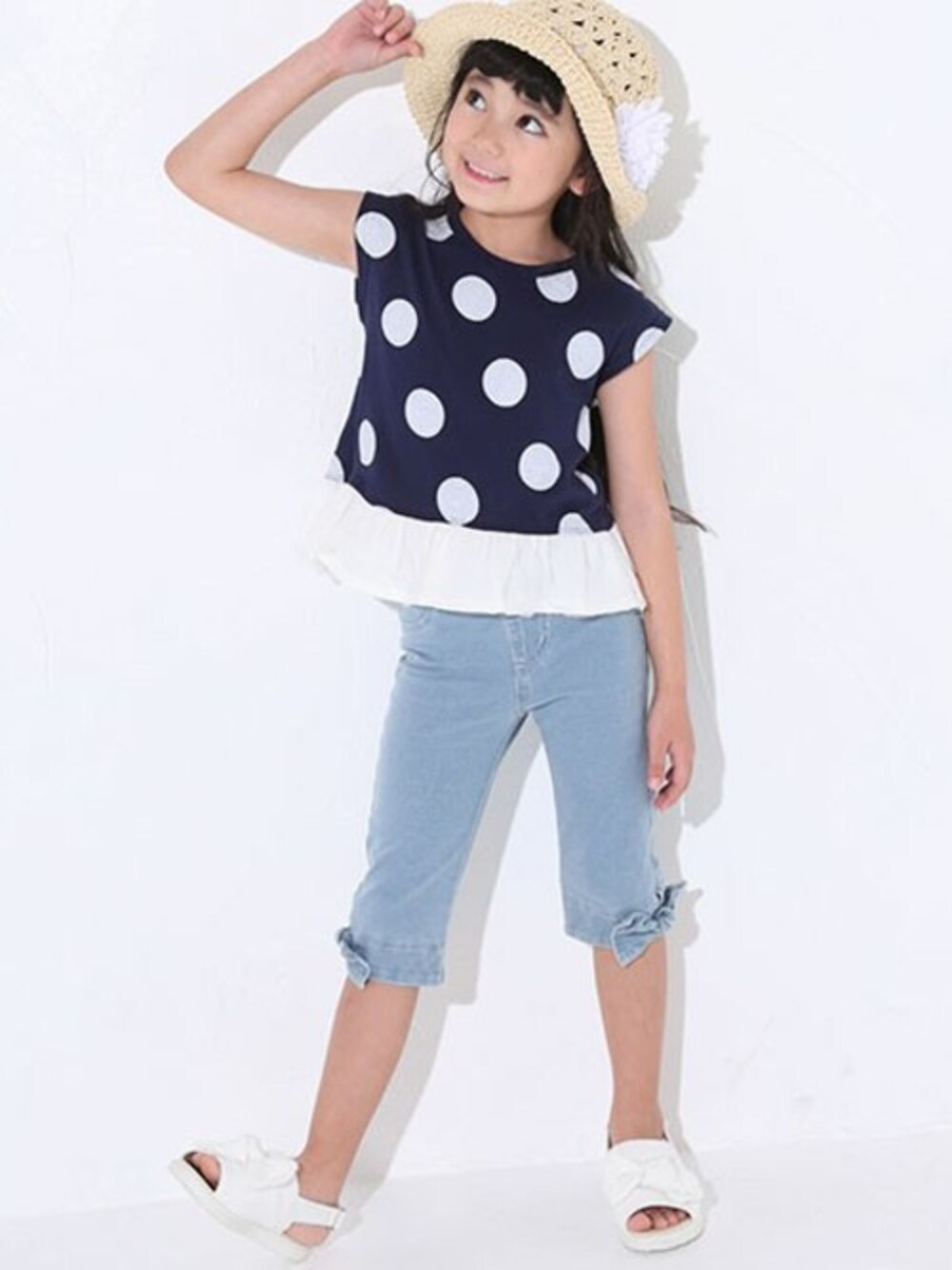 グレー系のTシャツ/カットソー、ブルー系のデニムパンツ、ブルー系のサンダルを着用したキッズの夏コーディネートの1枚目の写真