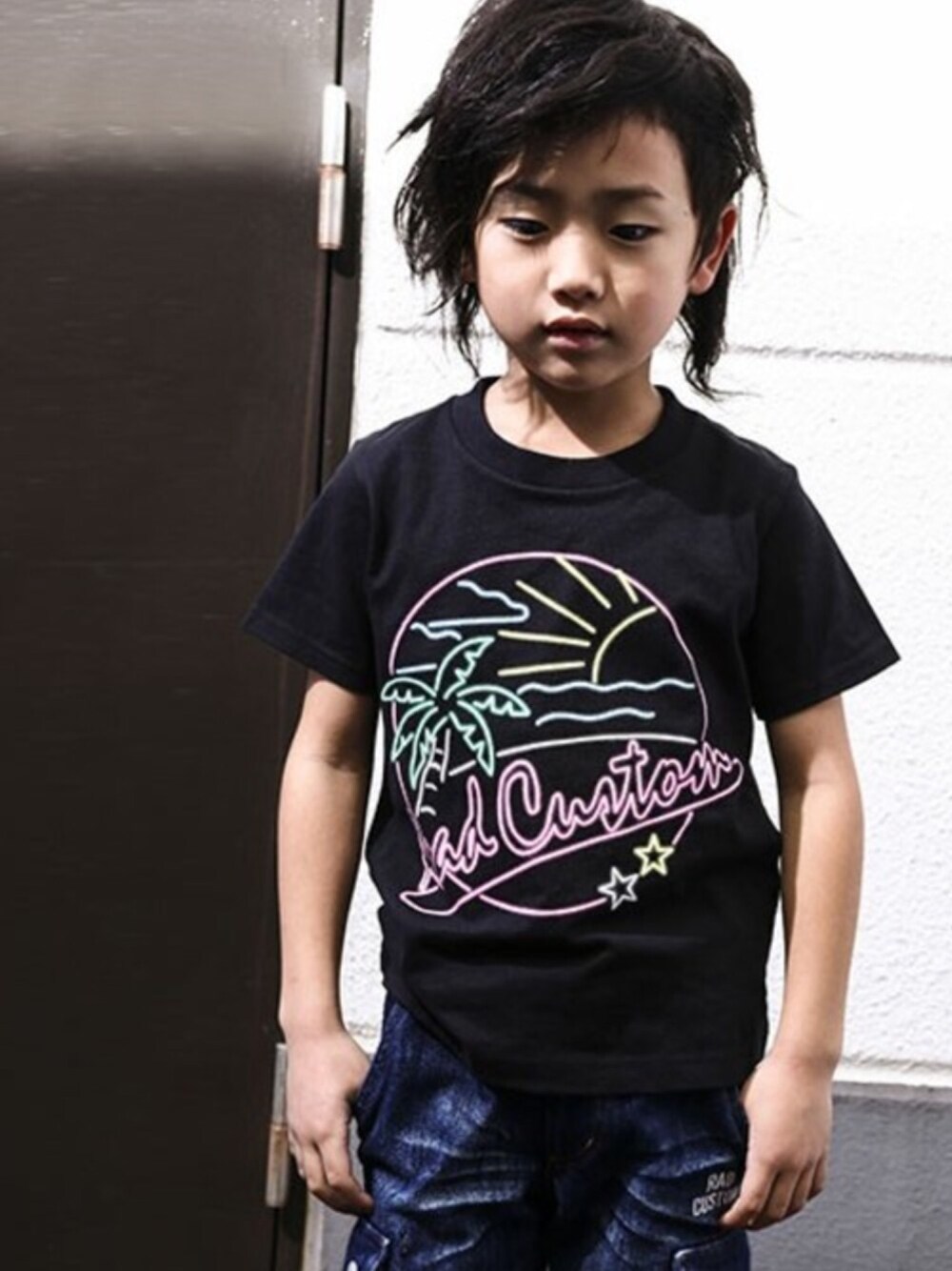 イエロー系のTシャツ/カットソー、ブルー系のデニムパンツを着用したキッズの夏コーディネートの1枚目の写真