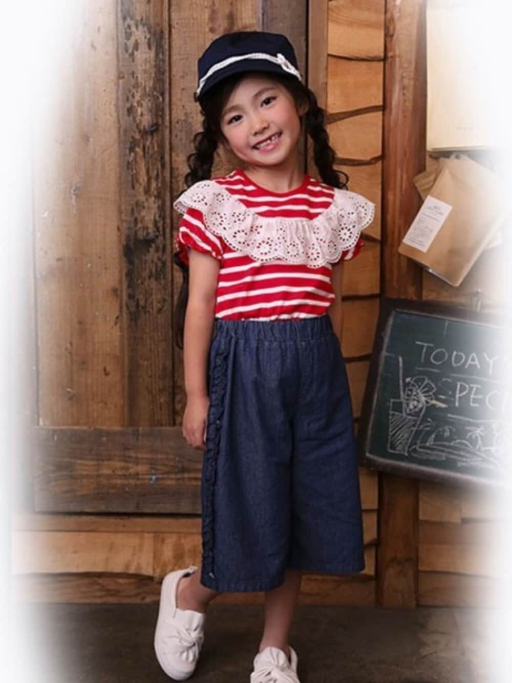 ホワイト系のTシャツ/カットソー、ブルー系のその他パンツ、ベージュ系のキャップを着用したキッズの夏コーディネートの1枚目の写真