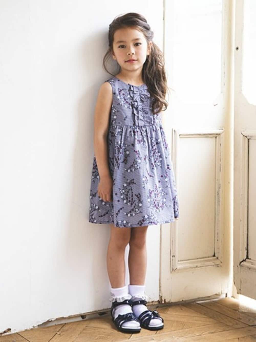 ブルー系のワンピース、ブルー系のサンダルを着用したキッズの夏コーディネートの1枚目の写真