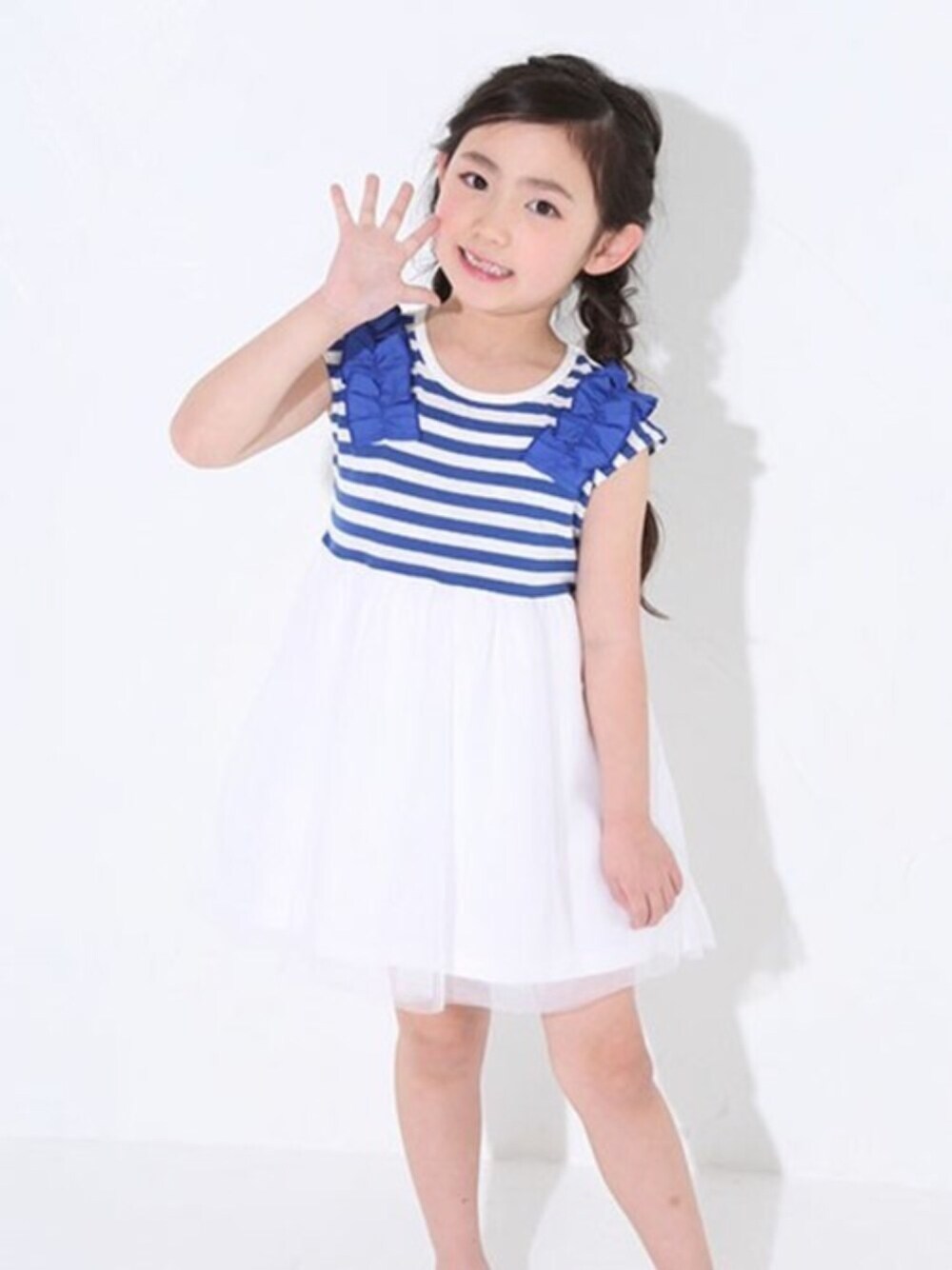 「チュール、BeBe、ボーダーワンピース、さわやか、チュールワンピ、天竺、学校こーで、遠足コーデ、SLAPSLIP、目を引く」｜「SLAP SLIPのSLAP SLIP/天竺ボーダーチュールワンピース（ワンピース、グレー系）」を使った、BEBE ONLINE STOREさん（キッズ・113cm）の夏コーディネートの1枚目の写真