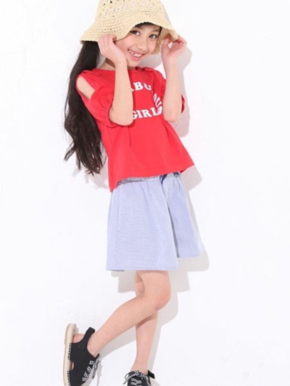 ピンク系のTシャツ/カットソー、ブルー系のその他パンツ、ブラック系のサンダルを着用したレディースの夏コーディネートの1枚目の写真