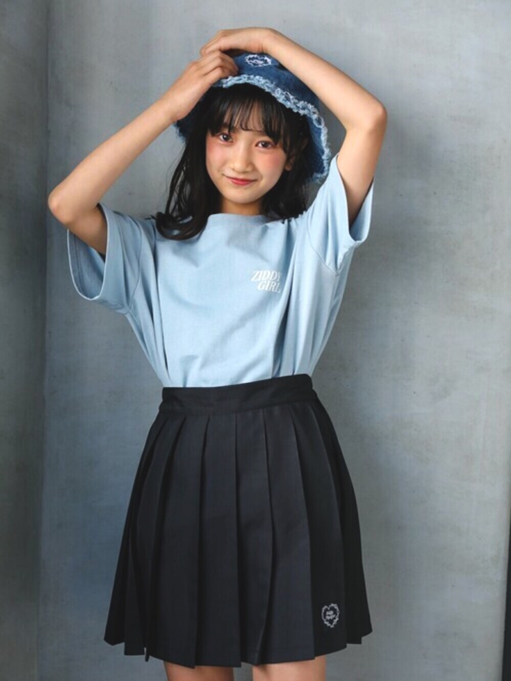 「デニム、ビッグシルエット、Tシャツ、フリンジ、キッズコーデ、プリーツスカート、バケットハット、ルーズシルエット、キッズファッション、ZIDDY」｜「ZIDDYのZIDDY/ロゴ ルーズ トレンドシルエット Tシャツ（Tシャツ/カットソー、ブルー系）」を使った、BEBE ONLINE STOREさん（キッズ・140cm）の夏コーディネートの1枚目の写真