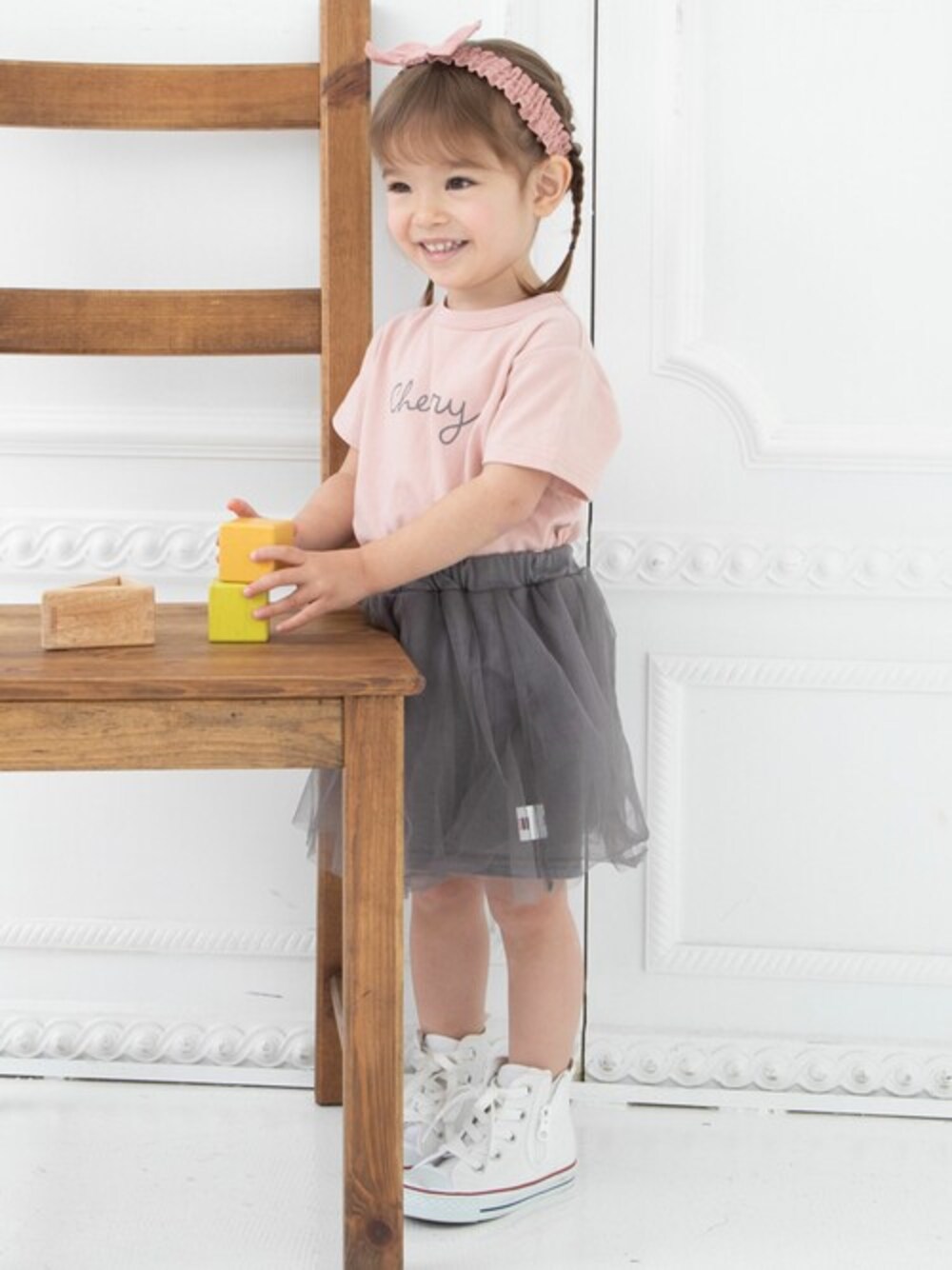 「ロゴT、シンプル、Tシャツ、チュールスカート、お出かけコーデ、キッズコーデ、女の子、ベビーコーデ、いいね、save、フォローお願いします🤑、おうちファッション」｜「birthday partyのbirthday party/ロゴプリント milk cherry leaf cocoa 半袖 シンプル Tシャツ (70cm～110cm)（Tシャツ/カットソー、ピンク系）」を使った、BEBE ONLINE STOREさん（キッズ・90cm）の夏コーディネートの1枚目の写真