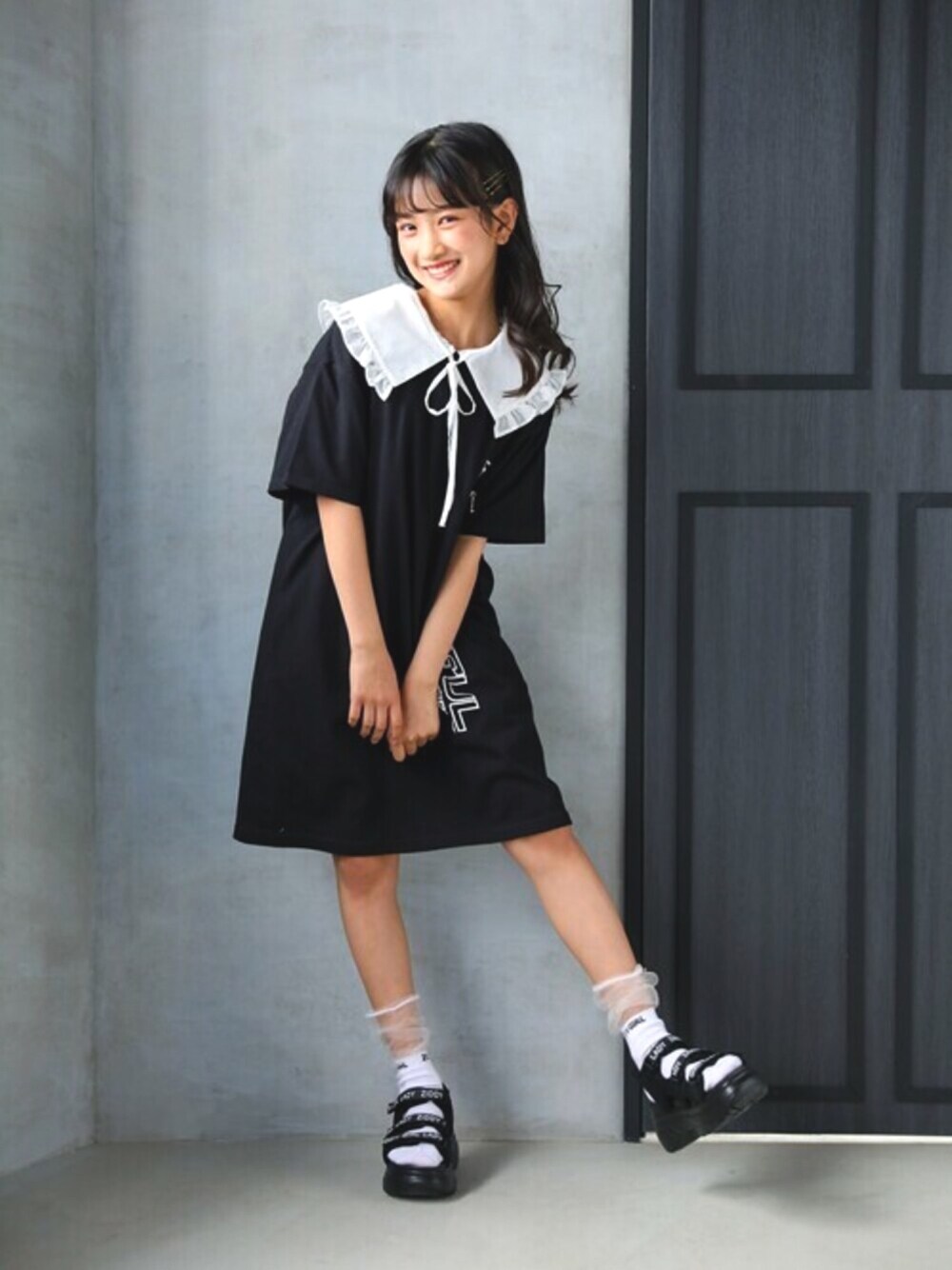 「ワンピース、ロゴT、ブラック、BeBe、キッズコーデ、Tシャツワンピ、スポーツサンダル、靴下 × サンダル、ビッグカラー、ZIDDY」｜「ZIDDYのBIG ロゴ Tシャツ ワンピース(130~160cm)（ワンピース、ブラック系）」を使った、BEBE ONLINE STOREさん（キッズ・140cm）の夏コーディネートの1枚目の写真