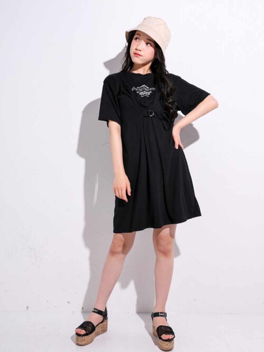 「ワンピース、ロゴT、ブラック、ベージュ、ハット、BeBe、キッズコーデ、厚底サンダル、サマースタイル、ZIDDY」｜「ZIDDYの【ニコ☆プチ掲載】ウエストマーク ロゴ Tシャツ ワンピース(130~160cm)（ワンピース、ブラック系）」を使った、BEBE ONLINE STOREさん（キッズ・150cm）の夏コーディネートの1枚目の写真