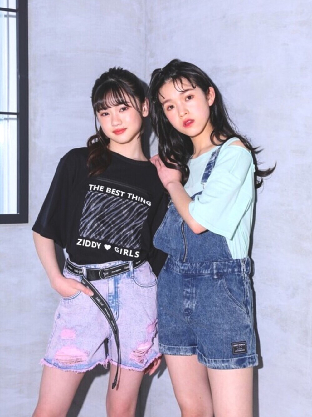 「デニム、ロゴT、カラーパンツ、サロペット、ショートパンツ、BeBe、キッズコーデ、パステルカラー、通学コーデ、ZIDDY」｜「ZIDDYのケミカルデニム ショートパンツ サロペット(130~160cm)（サロペット/オーバーオール、ブルー系）」を使った、BEBE ONLINE STOREさん（キッズ・150cm）の夏コーディネートの1枚目の写真