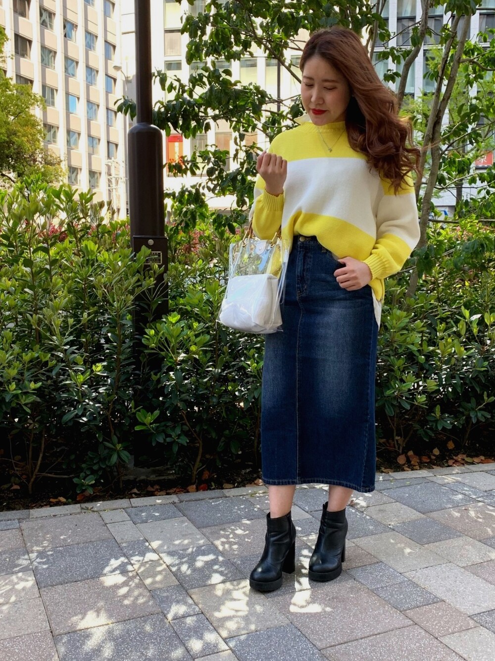 「シンプルコーデ、オトナカジュアル、プチプラコーデ、きれいめカジュアル、オトナ女子、スカート、ニット、クリアバッグ、ラフ、ノスタルジア」｜「&. NOSTALGIAのシャリ太ボーダープルオーバー（Tシャツ/カットソー、イエロー系）」を使った、nostalgia whityumedaさん（レディース・156cm）の春コーディネートの1枚目の写真