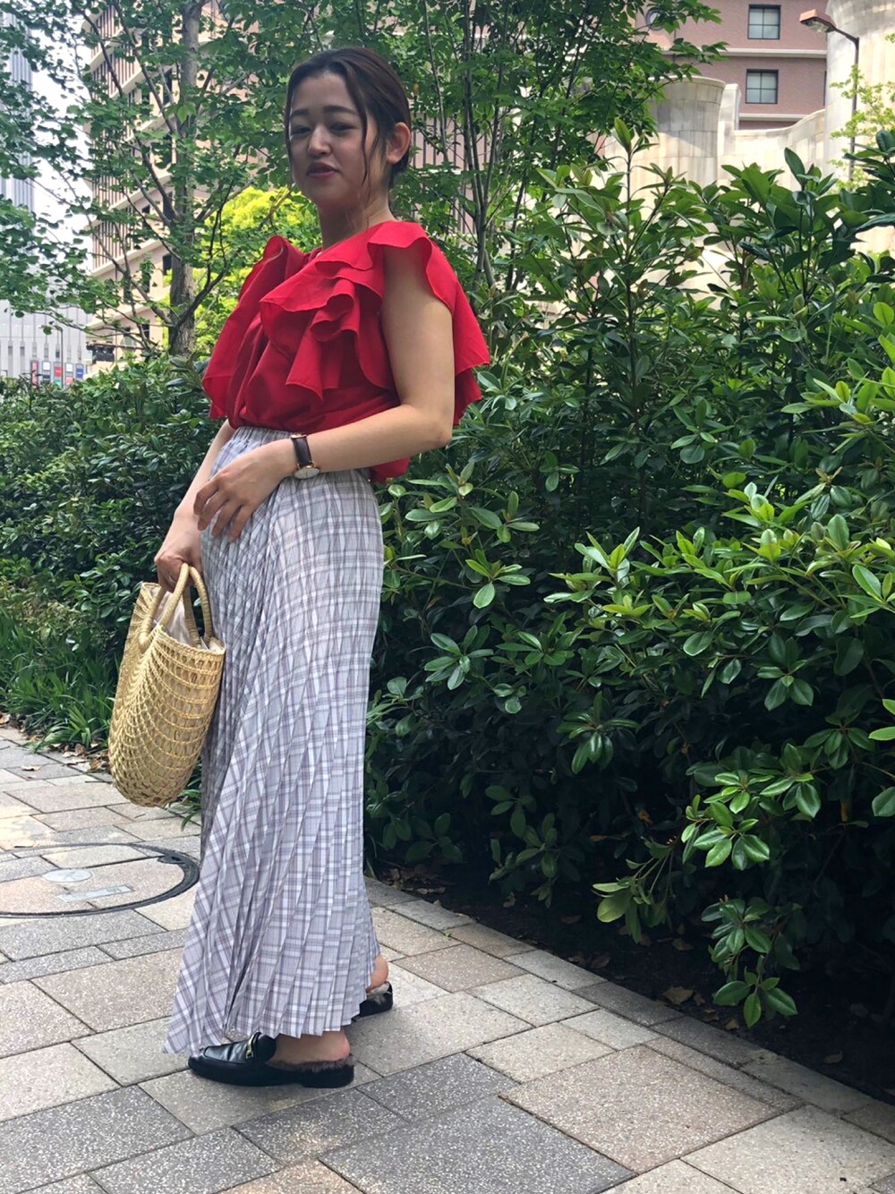 「休日スタイル、ラクチンコーデ、ootd、今日のコーデ、プチプラコーデ、プリーツスカート、チェック柄、初夏、晴れ、おすすめ」｜「&. NOSTALGIAの肩フリルブラウス（シャツ/ブラウス、レッド系）」を使った、nostalgia whityumedaさん（レディース・156cm）の春コーディネートの1枚目の写真