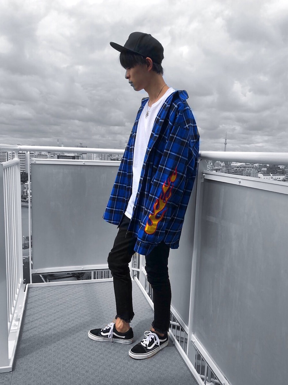 「秋服準備はじめました、street、カジュアルコーデ、秋服、ビックシルエット、チェックシャツ、スキニーデニム、キャップ、LEGENDA、VANS」｜「LEGENDAのSleeve Fire Pattern Embroidery チェックルーズシャツ（シャツ/ブラウス、ブルー系）」を使った、yuukiさん（メンズ・173cm）の秋コーディネートの1枚目の写真