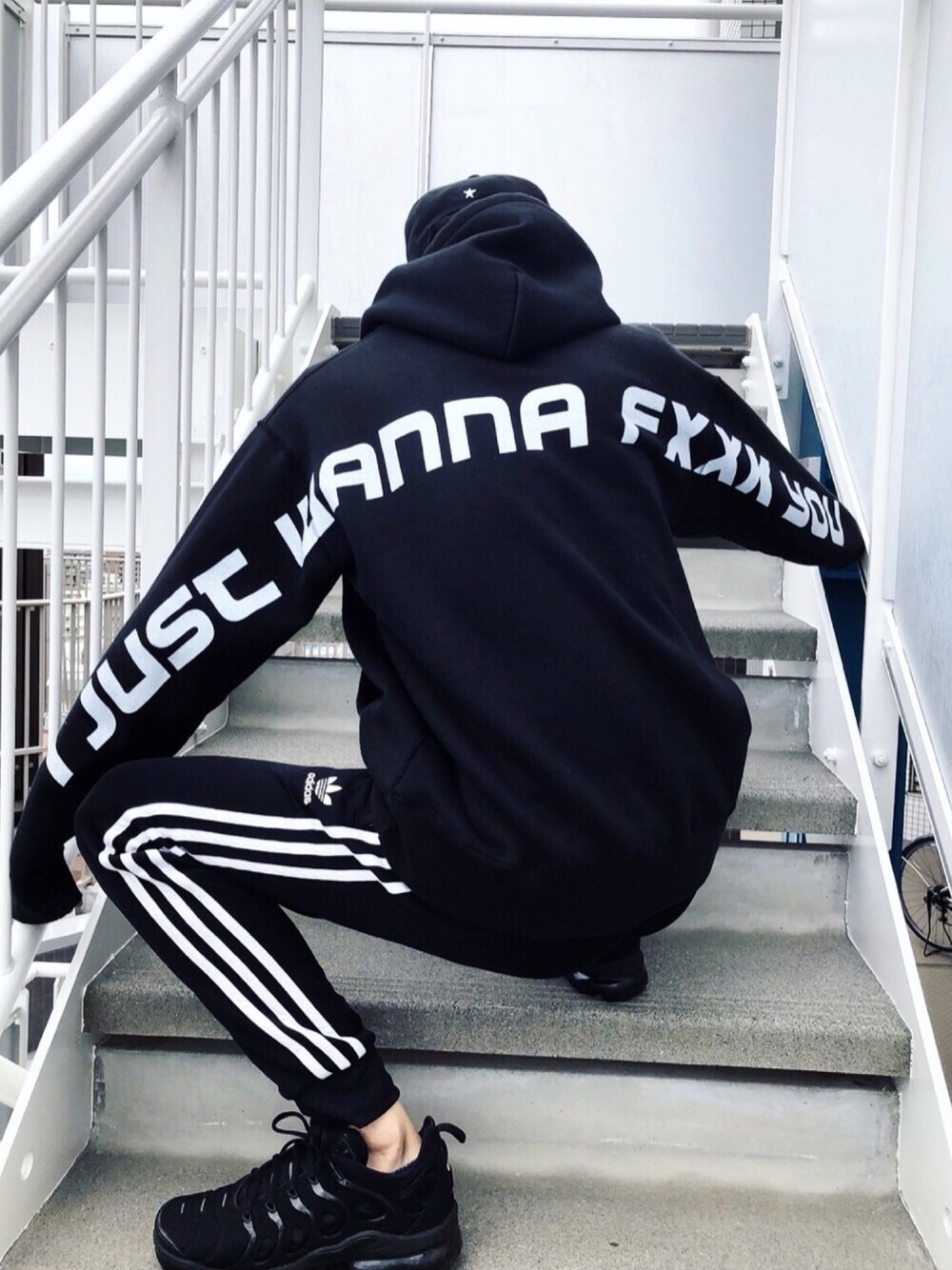 「ストリート、秋服準備はじめました、カジュアルコーデ、秋服、スニーカーコーデ、ラフ、street、オールブラック、FR2、ジャージ」｜「FR2のSexual Drive プルオーバーパーカー（パーカー、ブラック系）」を使った、yuukiさん（メンズ・173cm）の秋コーディネートの1枚目の写真