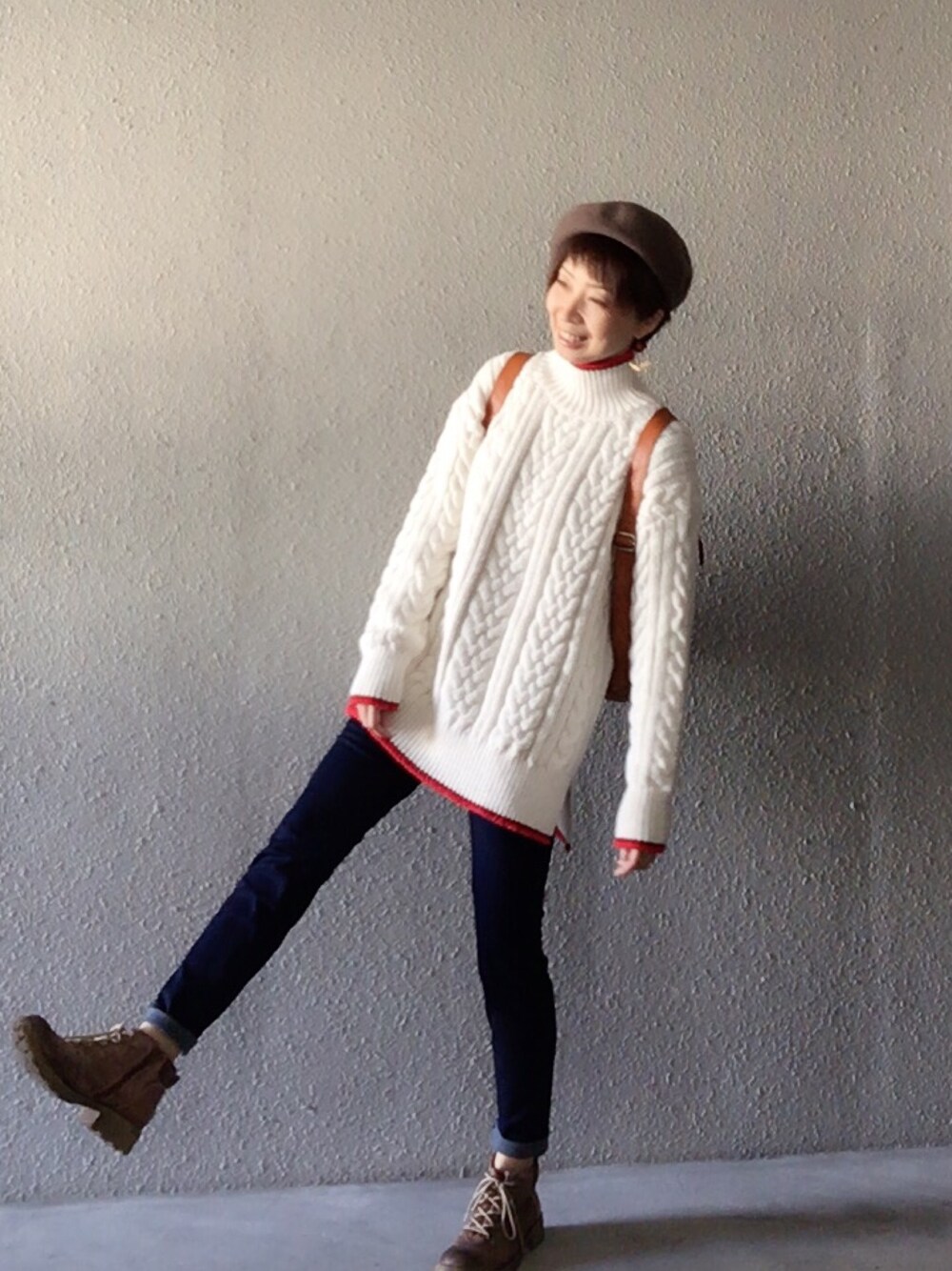 ホワイト系のニット/セーター、ブルー系のその他パンツ、ブラウン系のバックパック/リュックを着用したレディースの冬コーディネートの1枚目の写真