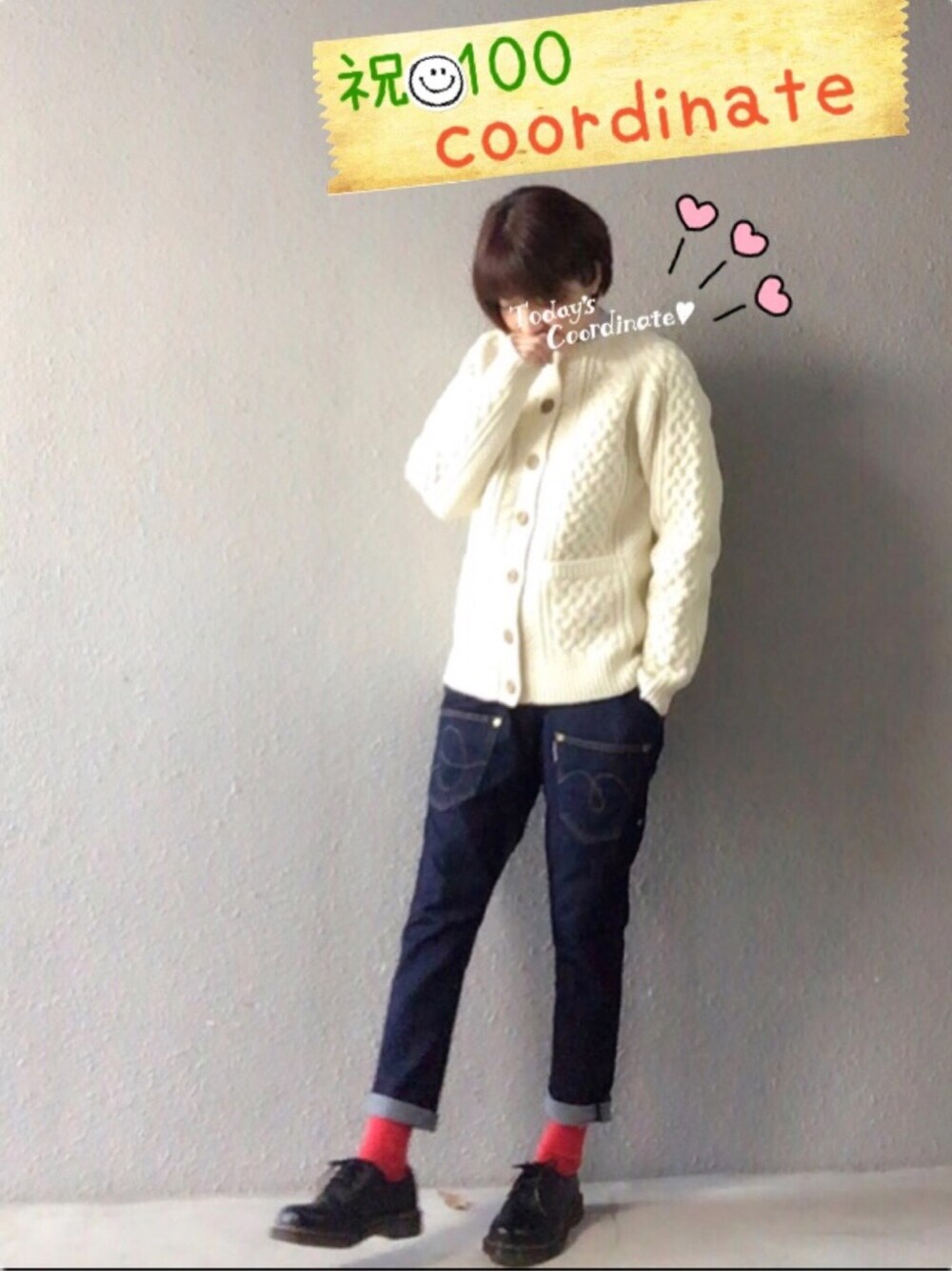 ホワイト系のカーディガン/ボレロ、ブルー系のデニムパンツ、その他のバックパック/リュックを着用したレディースの冬コーディネートの1枚目の写真