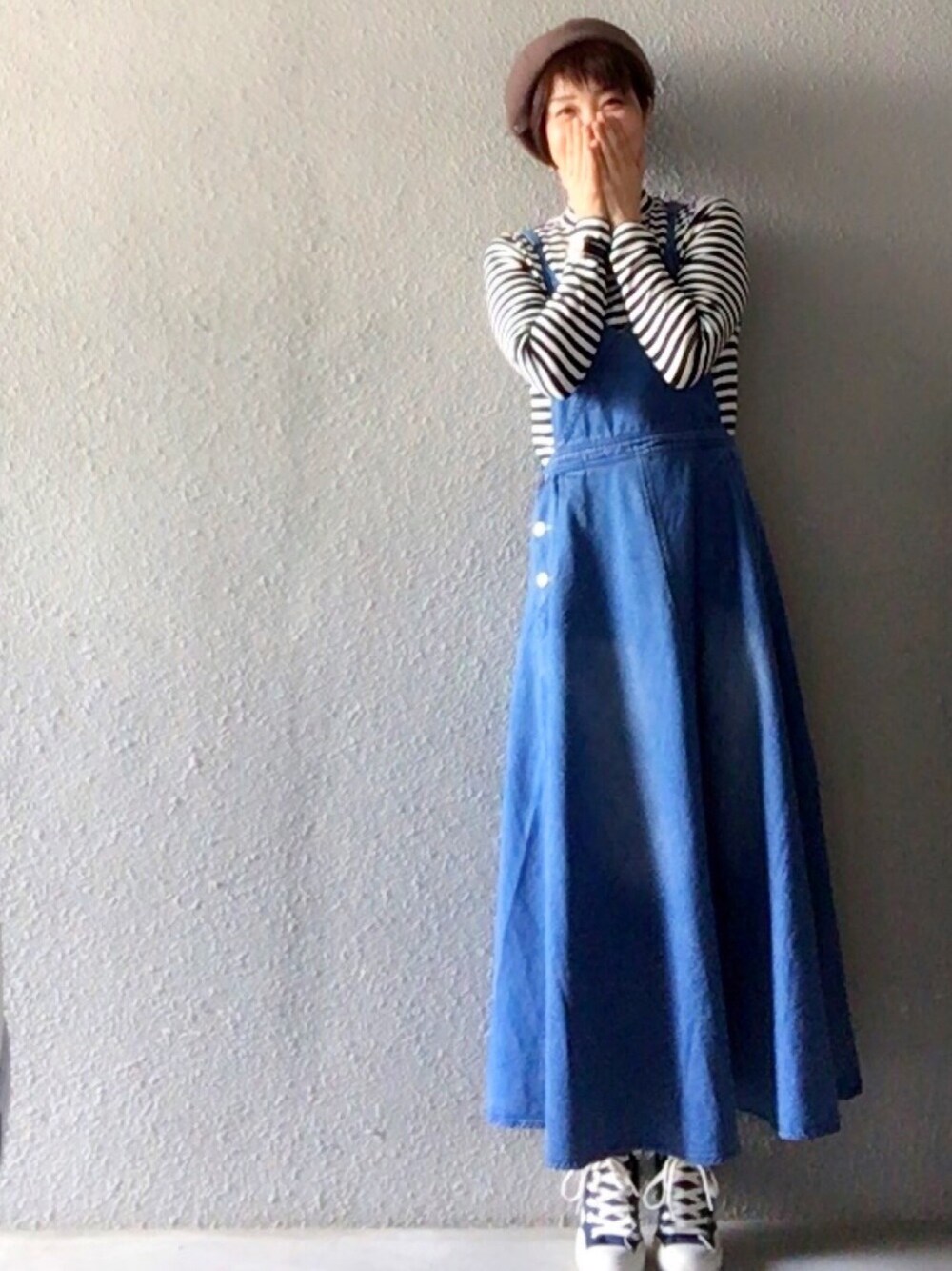 ホワイト系のTシャツ/カットソー、ブルー系のスニーカー、その他のバックパック/リュックを着用したレディースの春コーディネートの1枚目の写真