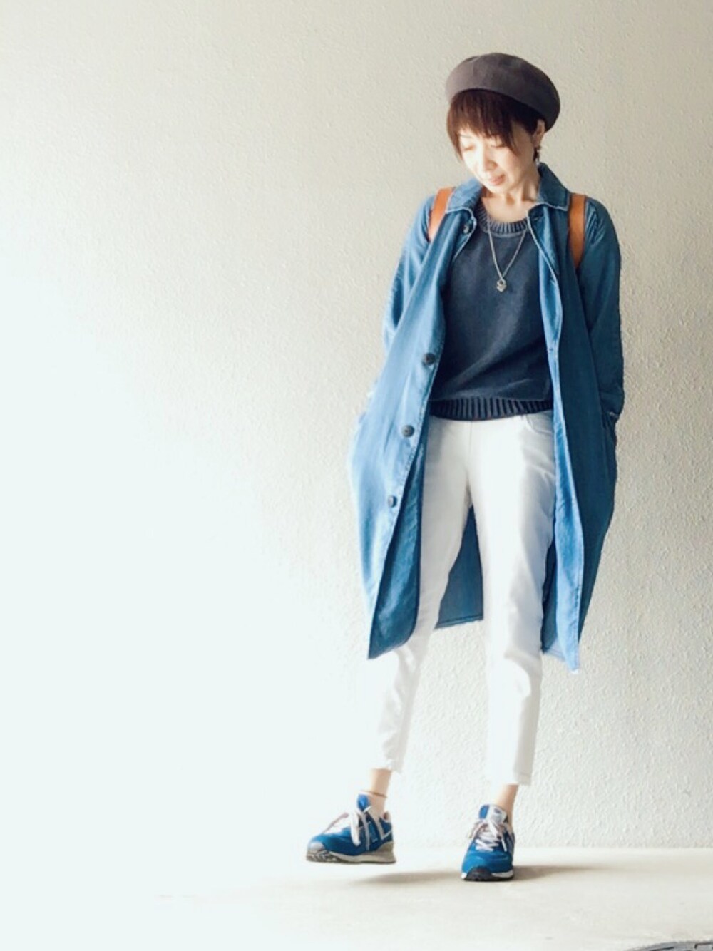 ブルー系のその他アウター、ホワイト系のその他パンツ、ブルー系のスニーカーを着用したレディースの春コーディネートの1枚目の写真