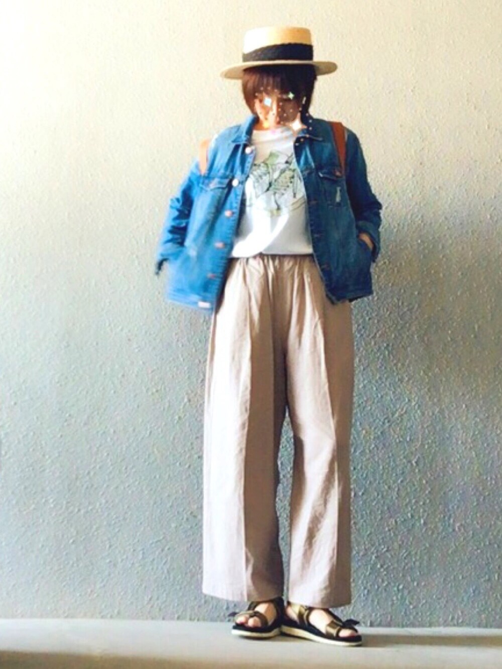 ブルー系のデニムジャケット、ベージュ系のその他パンツ、グリーン系のサンダルを着用したレディースの夏コーディネートの1枚目の写真