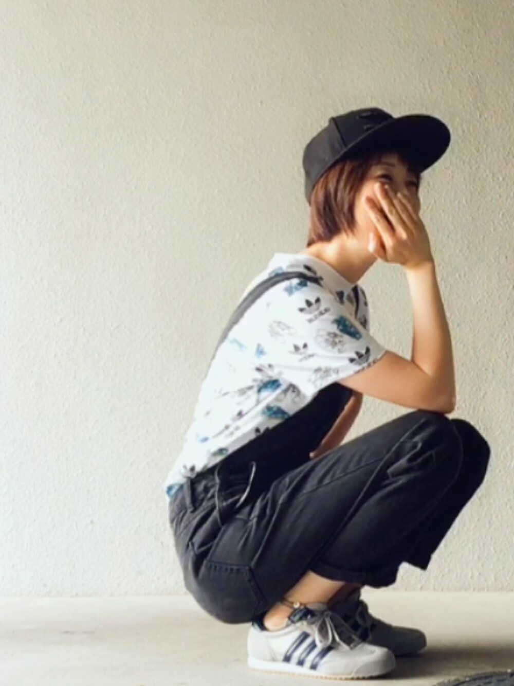 ホワイト系のTシャツ/カットソー、ブラック系のサロペット/オーバーオール、グレー系のスニーカーを着用したレディースの夏コーディネートの1枚目の写真