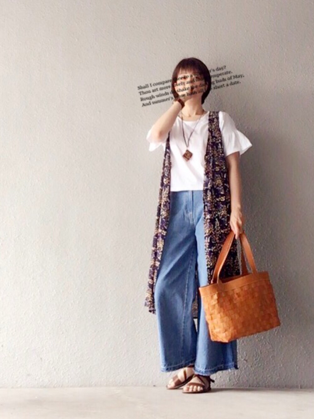 ホワイト系のTシャツ/カットソー、ブラウン系のトートバッグを着用したレディースの夏コーディネートの1枚目の写真