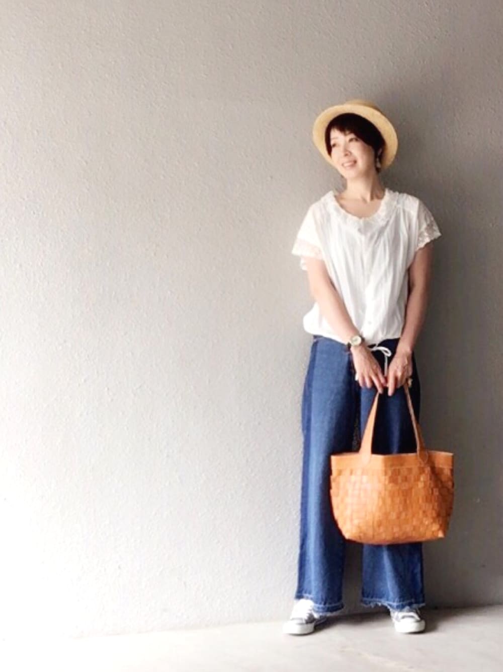 ホワイト系のシャツ/ブラウス、ブルー系のデニムパンツ、ブラウン系のトートバッグを着用したレディースの夏コーディネートの1枚目の写真