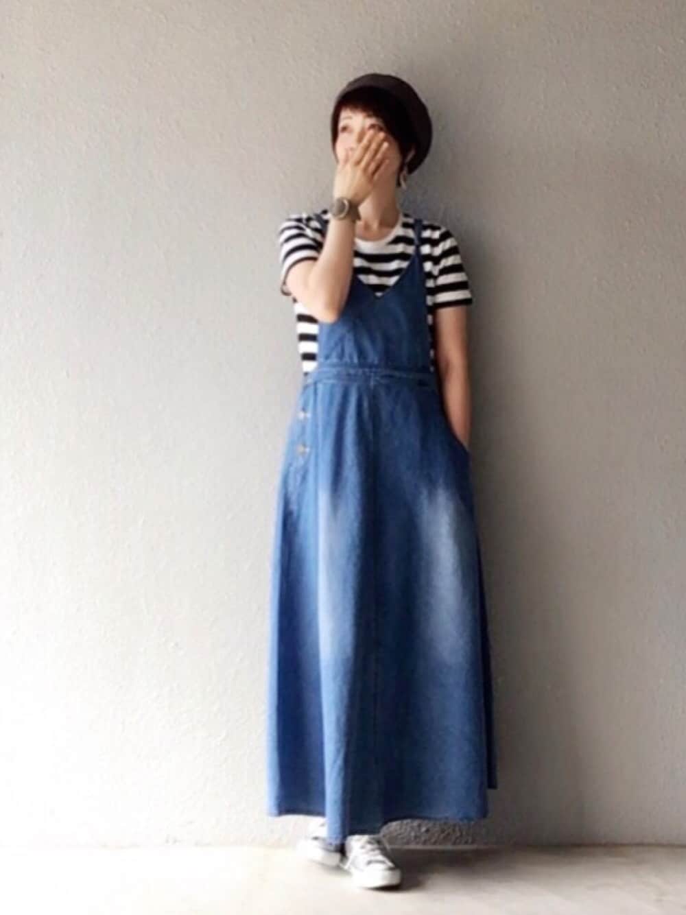 ホワイト系のTシャツ/カットソー、ブルー系のデニムスカート、グレー系のハンチング/ベレー帽を着用したレディースの夏コーディネートの1枚目の写真