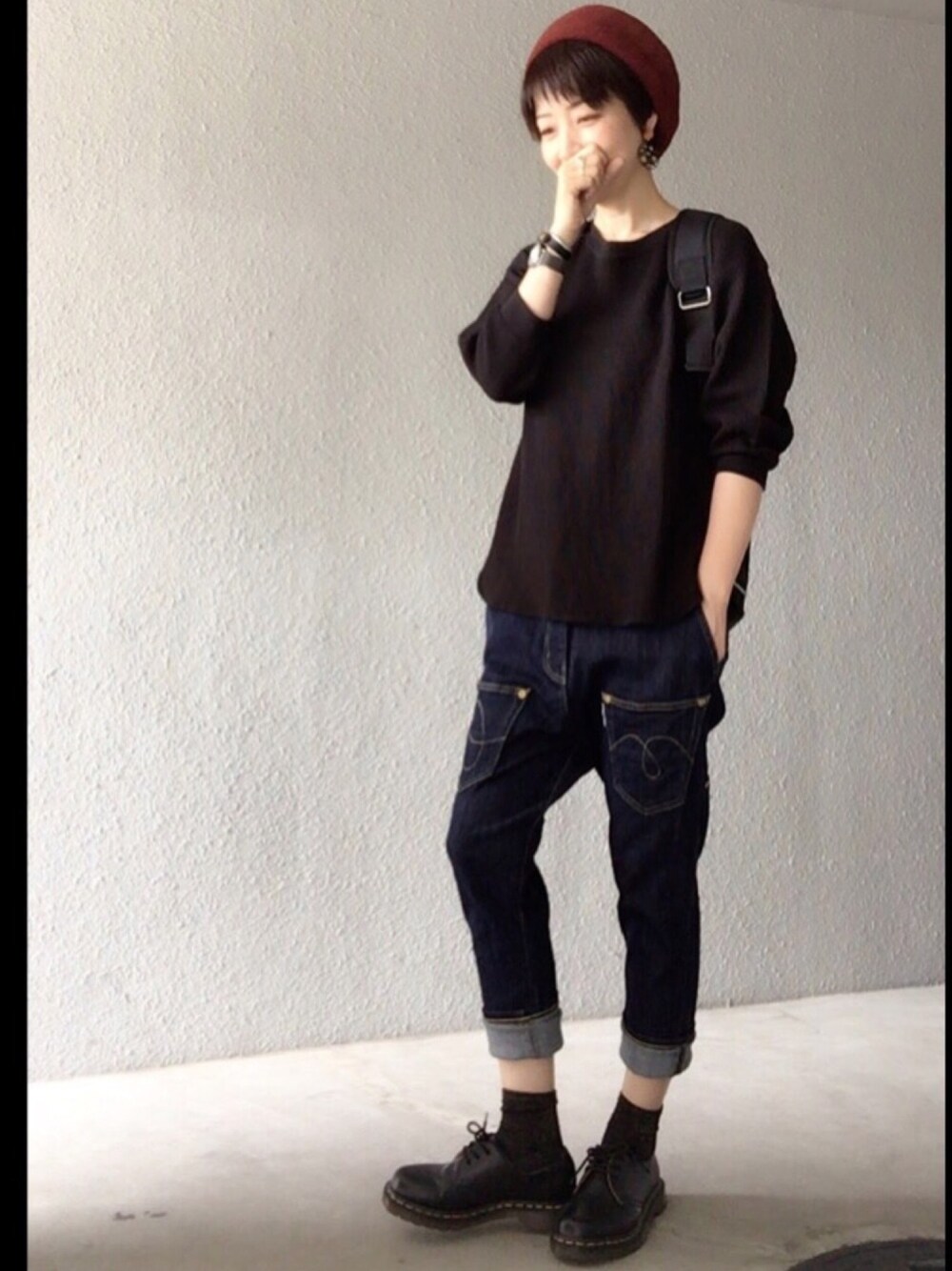 ブラック系のTシャツ/カットソー、ブルー系のデニムパンツ、ブラック系のバックパック/リュックを着用したレディースの秋コーディネートの1枚目の写真